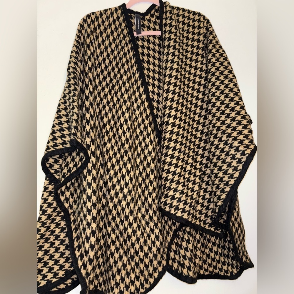 Jones New York chic Houndstooth Poncho